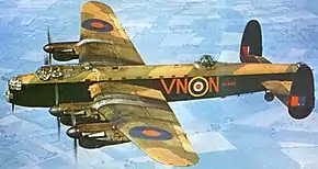飛行するランカスター Mk.I R5689号機(1942年9月撮影)