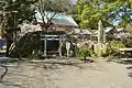 厳島社手前の巨岩内。