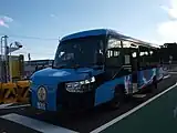 阿波海南バス停に停車中のDMV。DMV右後に阿波海南信号場がある（2022年1月）