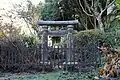 粟島神社鳥居。古式の鳥居で、右石柱裏面に「康暦二年二月十三日」（1380年2月13日）の銘がある。