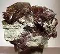 クローブブラウンのアキシナイト結晶から2.3&nbsp;cmは、ロシアのダルネゴルスクにあるWest BorPitのマトリックスの上に設置されています。