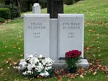 2つの墓標がセットになり、左側に「Frank O'Connor」、右側に「Ayn Rand O'Connor」と刻まれている。