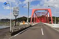 左岸から望む鮎ノ瀬橋片側1車線の車道と下流側に歩道