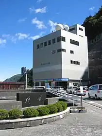 旧梓川テプコ館手前に梓湖の碑。