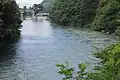 梓川頭首工を上流の橋の上からみる。灌漑用水は堰だけでなく、地下水路を通じて畑地灌漑にも使われる。灌漑面積は約1万1000ha