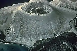 Volcán Bárcenaのタフコーン1952-53年の噴火で形成された。