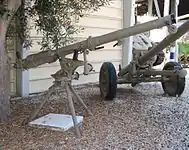 二輪を取り外し、三脚を展開したB-10無反動砲