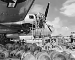 エンジン整備中のB-29 エンジン本体と排気タービンの位置関係がわかる。