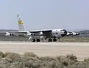 胴体下にX-43を搭載し、離陸するNB-52B