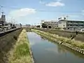 第二寝屋川沢之川橋より下流の巨摩橋を望む。