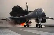 ドイツのラインマイン空軍基地(英語版)に緊急着陸し、炎上するB-1