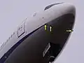 ボーイング777。機首側面（黄色い矢印で示した管）