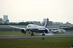 適合検証プログラム(SROV)で大阪国際空港に初飛来した787-8型機(2011年7月5日・N787EX)