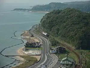 高ノ宮 - 松江フォーゲルパーク間の宍道湖沿岸を走行する5000系