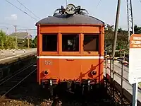 デハニ52前面。窓枠が木製で車体色に塗られているほか、窓柱の上下にもリベットが続いている