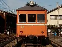 デハニ53前面。窓枠がアルミ製無地で、窓柱の上下にリベットがない