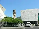 図書館前にある古代彫刻