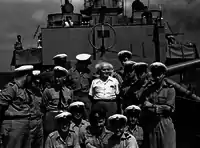 エイラートの艦上。中央の人物はイスラエル初代首相となったダヴィド・ベン＝グリオン。