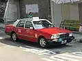 Y31型 日産セドリック 香港タクシー（2009年マイナーチェンジ後のモデル。日本の歩行者安全基準改正に対応させるため、エンジンフードとフェンダーの形状が変更された。）