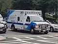 ボンネットに描かれているAMBULANCEの鏡文字(アメリカ)