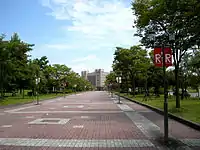 フロンティアーアヴェニュー正門からセントラルサーカスへと続く遊歩道