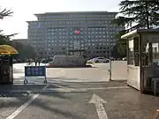 東門から見た主楼