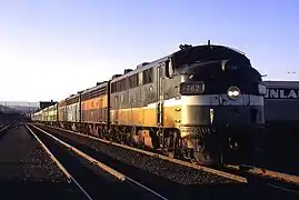 ノースコースト・ハイアワサ号を牽引するF3。先頭の9762号は1947年1月製造のためフェイズIに該当するが改造のためフェイズIII仕様に近い。エアインテークのフィルタ格子はフェイズIIIと比較し1つ少ない3つのみ。車体側面の上部に設置された金網も開口部のみとフェイズIの特徴を残している。ワシントン州ヤキマにて1971年8月撮影。