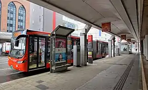 ツインくる(連節バス)車両(2017年3月、古町バス停留所)