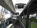 駅外観（南側。歩道橋より）