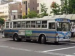 青と銀を基調とした旧塗色。国際興業から合計225台が移籍したいすゞ・BU04(盛岡駅東口にて)