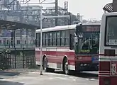 転車台により転向中のバス。台上の鉄柱からバス運転席の近くに向かって垂れ下がっている紐がスイッチである。小田急電鉄向ヶ丘遊園駅北口にかつて存在したもの。