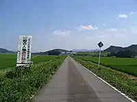 バス専用道上の随所に、一般車・人の通行禁止の看板が掛けられている。