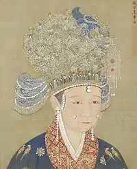 髪に花飾りを施した皇后