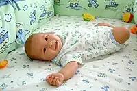 赤ちゃんがほほ笑んだら、ほほ笑み返す。