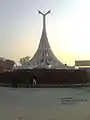 バチャ・カーン記念碑(マルダン大学広場)