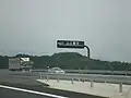 出口の予告(109)の文字部分に逆光対策としてスリットを使用している標識(新名神高速道路 滋賀県甲賀市)