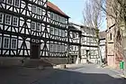 教会広場を囲む木組みの建築群