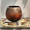 バダリ文化期の遺物（中央に黒頂の赤褐色土器壺）