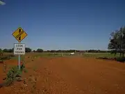 踏切を示す道路標識。