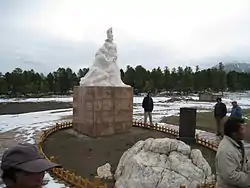 天山山脈とバルクル草原の白石頭