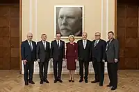 2019年11月29日、リガのバルト議会にあるチャクステの肖像の前に並ぶ各国政治家。
