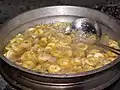 揚げられているバナナチップス