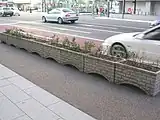 道路脇のプランターも、萬代橋をモチーフにデザインされたものが使用されている