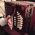 アルノ・アーノルド(「製造元」の項を参照)製の、アインハイツ式配列のバンドネオン。掌台には音色切り替えスイッチが5個ついている。