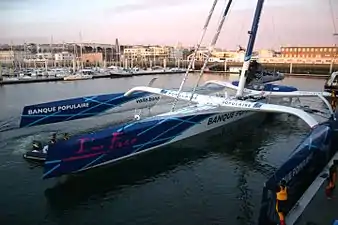 2009年のバンクポピュレールV。当時最大のマキシトリマランで、 24時間航行距離と大西洋横断の記録を保持している。