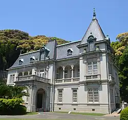 久松伯爵家の別荘だった萬翠荘(愛媛県松山市一番町)。陸軍駐在武官としてフランス駐在経験が長かった久松定謨伯爵が大正11年に建設させたフランス第二帝政様式の洋館。当時「四国の鹿鳴館」と評されて四国の名士たちの社交場となった。現在は重要文化財として一般公開されている。