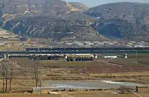 綏徳駅の北側を走行する貨物列車