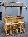 竹製のバーと椅子。