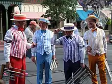 アームバンドの着用例(ウォルト・ディズニー・ワールド・リゾート・マジック・キングダム内のパフォーマンスThe Dapper Dans)