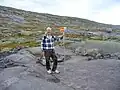 登山道は滑りやすい岩の上を行く